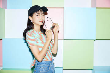 カラフルな背景で撮影をした若い女性のカジュアルなポートレート