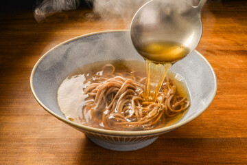 あたたかいそばに出汁をかける