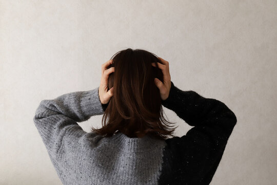 頭を抱える女性　ストレスイメージ