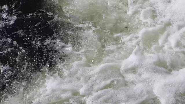 渦を巻く川の流れ、スローモーション