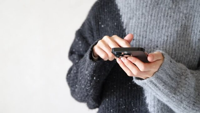スマホを使う女性の手元