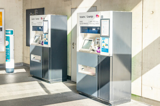 RATP and SNCF automatic ticket machines for the Paris metro and RER networks