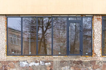 Five large panoramic gray windows and doors with a silver handle.