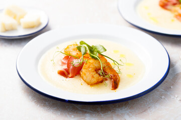 Shrimps with polenta and smoked ham
