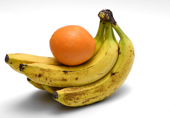 Kiść bananów z pomarańczą na białym tle 