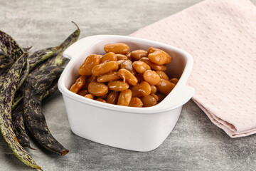 Canned white bean in tomato sauce