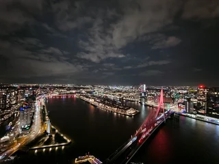 Photo sur Plexiglas Rotterdam Evening view of lit up skyline of downtown Rotterdam, the Netherlands