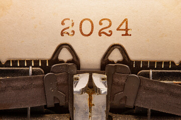 Jahrszahl 2024 auf einem Schreibmaschinenblatt Nahaufnahme