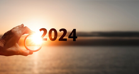 Blick auf das Jahr 2024 durch ein Lupenglas - obrazy, fototapety, plakaty