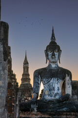 Obraz premium Stone buddha at Wat Mahathat in Sukhothai Historical Park.