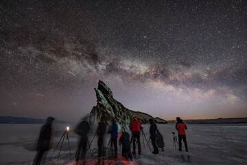 Silhouette of a group of photographers shooting Milky Way stars - 694281750