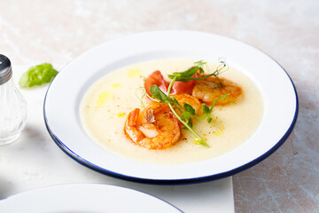 Shrimps with polenta and smoked ham