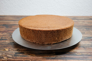 kuchenboden kuchen boden dunkel auf einer platte fertig gebacken 