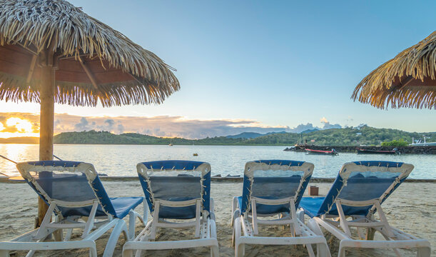 Lever de soleil à la Pointe du Bout aux Trois-ilets à La Martinique, mer des Caraïbes, Antilles Françaises.