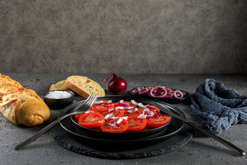 Frischer Tomatensalat selbst gemacht