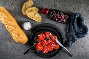Frischer Tomatensalat selbst gemacht