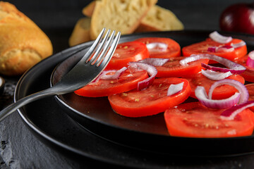 Frischer Tomatensalat selbst gemacht