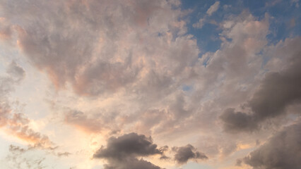 Obraz premium abstract background of cloudy sunset sky golden hour