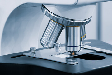 Close up  microscope in the laboratory. A laboratory technician makes microscopic bacteriological examination. - obrazy, fototapety, plakaty