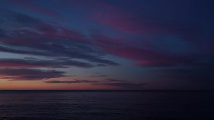 Deurstickers Bestemmingen Beautiful sunset with purple clouds and flying birds over the sea