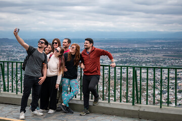 Grupo de amigo tomandose una foto en el mirador del Cerro San Bernardo, en la ciudad de Salta - obrazy, fototapety, plakaty