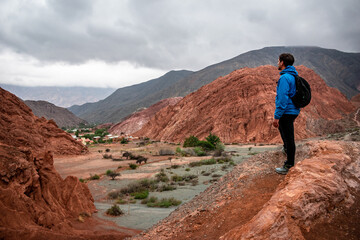 Hombre excursionista parado en mirador de montaña en las cercanías de Purmamarca, Provincia de...