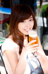 ビールを飲む日本の女性