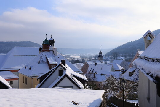 Sch&ouml;ner Wintertag mit Sonne und Schnee in der Altstadt von Greding in Bayern	