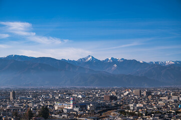 北アルプスと松本の街並み
