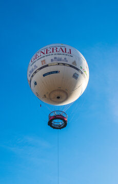 Le ballon de Paris Generali, ballon captif, servant d'attraction touristique et d'outil de sensibilisation à la qualité de l'air dans le parc André Citroen, Paris, France