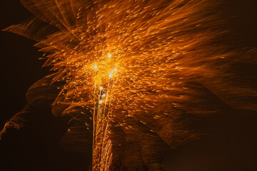 Langzeitbelichtung Abstrakte Funken von einem Silvester Feuerwerk 