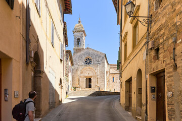 Fototapeta na wymiar Church in historic Italian town