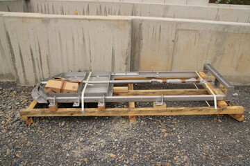 Absperrschieber für eine Kläranlage wird auf einer Palette geliefert