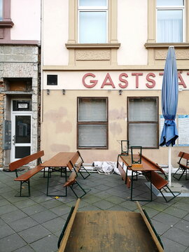 Leere Tische und B&auml;nke bei Regenwetter im Herbst mit Fassade der Gastst&auml;tte Weida in Beige und Naturfarben am 23.11.2023 im Stadtteil Bornheim in Frankfurt am Main in Hessen