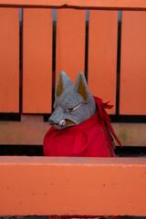 Estatua japonesa de Kitsune Inari en templo, guardián protector japonés de templos y santuarios, Japón