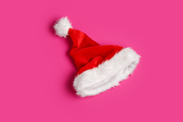 Obraz na płótnie Canvas Santa Claus hat on pink background