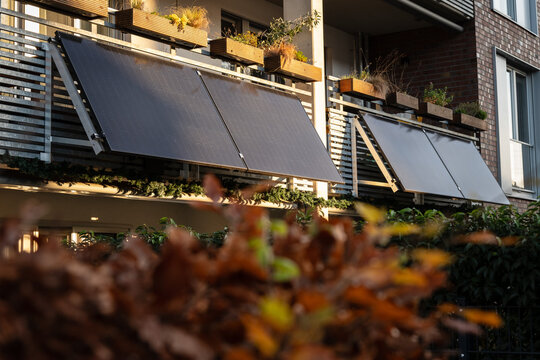 Balkonkraftwerk Solaranlage an einem Balkon in D&uuml;sseldorf, Deutschland