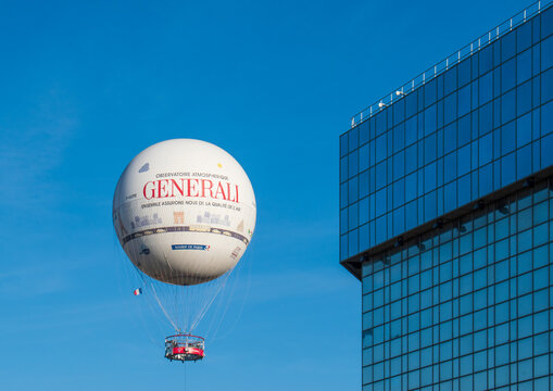 Le ballon de Paris Generali, ballon captif, servant d'attraction touristique et d'outil de sensibilisation à la qualité de l'air dans le parc André Citroen, Paris, France