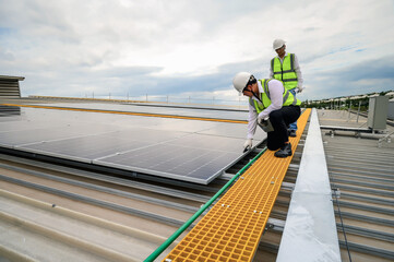 Naklejka premium Engineer Team Inspector Quality in Solar Roof Panel Installation, Quality Control in Work of Sustainable Photovoltaic Installation on Factory Roof Buildings.