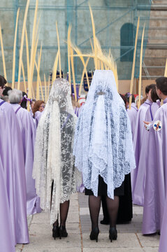 Vista de los fieles en la procesi&oacute;n del domingo de ramos en semana santa, Palencia, castilla y leon, espa&ntilde;a.