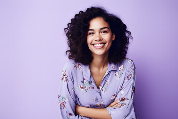 Jeune femme brune souriante avec un chemisier fleuri sur fond violet - obrazy, fototapety, plakaty