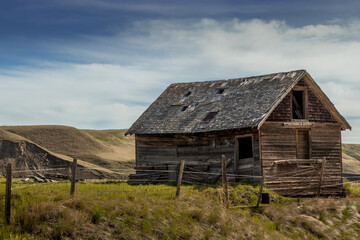 Obraz premium Rustic buildings dot Kneehill County Alberta Canada