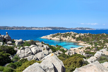 La spiaggia di Cala Napoletana è una piccola e graziosa spiaggia situata nel nord dell'isola di Caprera, nel pieno del Parco Nazionale dell'Arcipelago de La Maddalena.