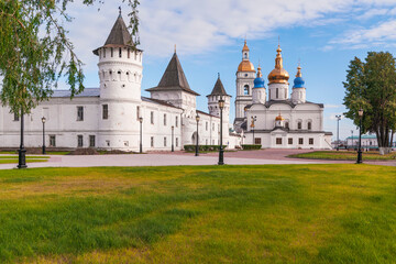 Fototapeta na wymiar View of St. Sophia-Assumption Cathedral and the Gostiny Dvor of the Tobolsk Kremlin