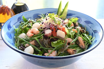 Photo a bowl of seefood salad.