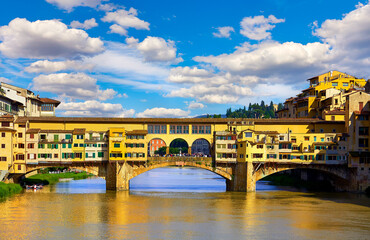 Florence (Firenze, Italy. Panoramic view to ancient bridge Ponte Vecchio at river Arno in florence old town, famous touristic place of Tuscany region, Italy - obrazy, fototapety, plakaty