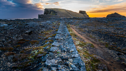 Chemin de pierres vers le point de vue de valahnúkamöl, Islande, au coucher du soleil