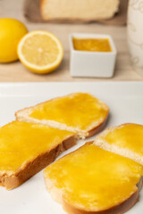 Weißbrot mit Zitronenmarmelade