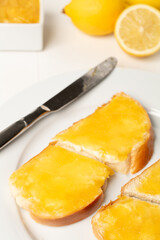 Brioche mit Zitronenmarmelade