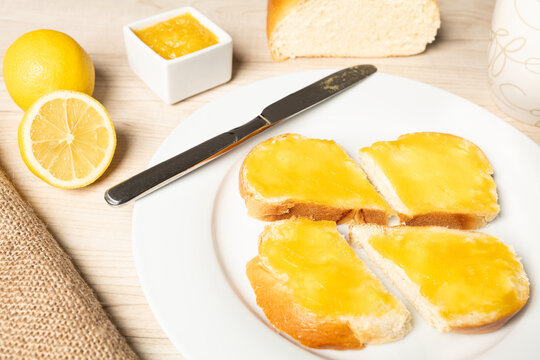 Französisches Brioche mit Lemon Curd